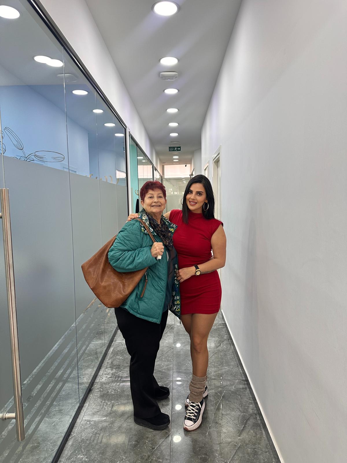 ViraDenta kliniğinde çekilen onaylı hatıra fotoğrafı